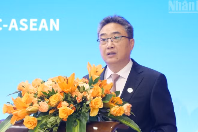 Ông Sử Trung Tuấn phát biểu tại Diễn đàn xúc tiến du lịch và đầu tư Việt Nam-Trung Quốc do Đại sứ quán Việt Nam tổ chức tại Bắc Kinh, tháng 9/2025. (Ảnh: Báo Nhân Dân)