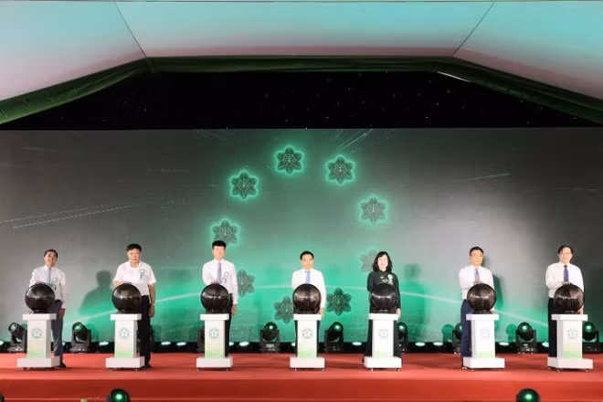 Các đại biểu bấm nút khai trương hoạt động Bệnh viện Bạch Mai cơ sở Ninh Bình