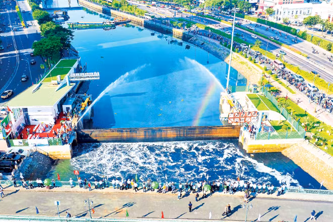 Công trình ngăn triều chống ngập sau nhiều vướng mắc đã được Thành phố Hồ Chí Minh giải quyết để thi công trở lại, dự kiến hoàn thành vào cuối năm 2026.