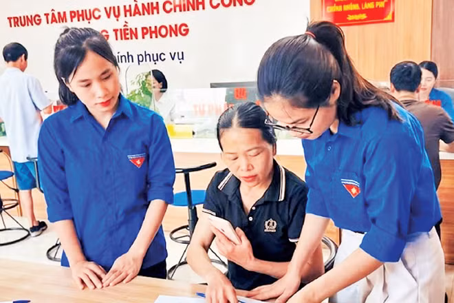 Đoàn viên, thanh niên phường Tiền Phong, tỉnh Bắc Ninh hướng dẫn người dân sử dụng dịch vụ công trực tuyến. (Ảnh: KHÁNH NGÂN)