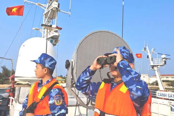 Cán bộ, chiến sĩ Vùng Cảnh sát biển 2 tăng cường canh trực sẵn sàng chiến đấu trên các tàu Cảnh sát biển.