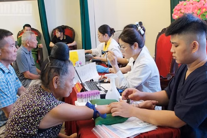 Đơn vị thu mẫu xác thực thông tin lên cơ sở dữ liệu ADN quốc gia cho thân nhân liệt sĩ tại Sơn La.