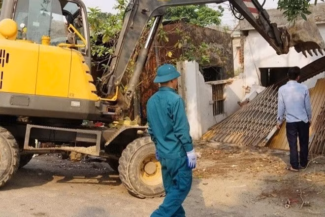 Lực lượng chức năng phối hợp người dân tháo dỡ các công trình lấn chiếm tại khu vực kênh 12/9.