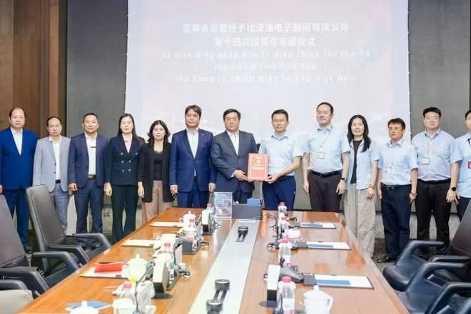Chủ tịch Ủy ban nhân dân tỉnh Trần Duy Đông trao giấy chứng nhận đầu tư cho Công ty BYD.