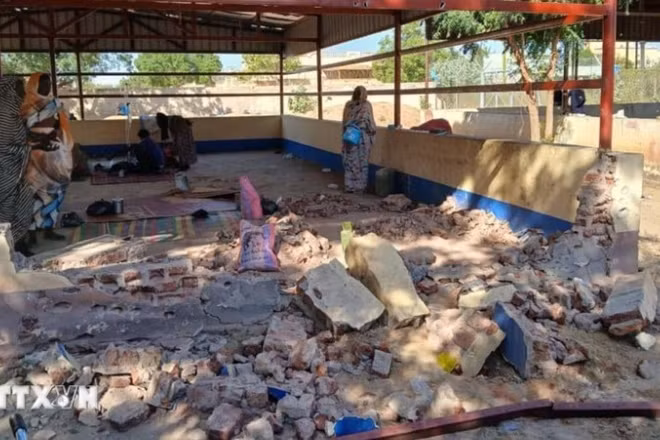 Một bệnh viện bị hư hại sau cuộc giao tranh giữa SAF và RSF tại thành phố El Fasher, bang Bắc Darfur. (Ảnh: THX/TTXVN)