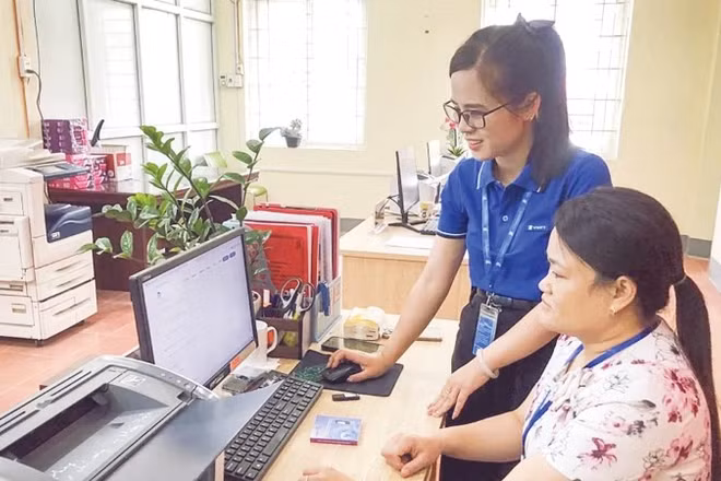 Cán bộ Trung tâm Phục vụ hành chính công xã Quảng Uyên, tỉnh Cao Bằng thực hiện nhiệm vụ. (Ảnh: THÙY ANH)