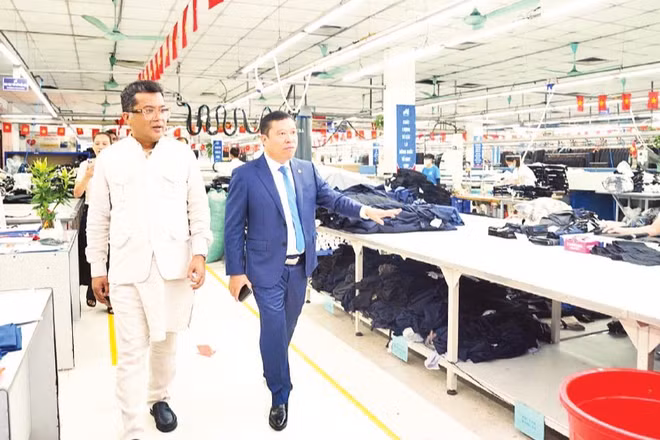 Giới chức Ấn Độ thăm Tổng công ty May 10 ở Hà Nội. (Ảnh: Đại sứ quán Ấn Độ tại Việt Nam)