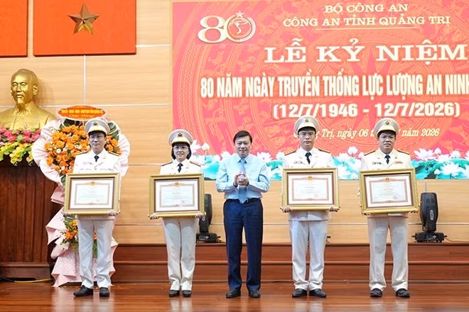 Thừa ủy quyền, Phó Bí thư Tỉnh ủy, Chủ tịch Ủy ban nhân dân tỉnh Quảng Trị Lê Hồng Vinh trao Bằng khen của Thủ tướng Chính phủ cho các cá nhân đạt thành tích xuất sắc.