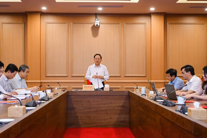 Đồng chí Trịnh Văn Quyết chủ trì hội nghị. (Ảnh: BẢO LONG)