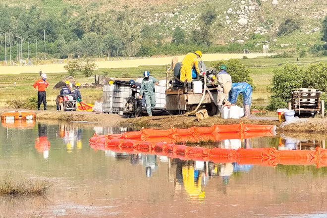 Lực lượng chức năng triển khai phao quây khoanh vùng ô nhiễm tại xã Vạn Tường, Khu kinh tế Dung Quất.