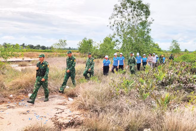 Đồn Biên phòng Phú Mỹ và Hội Liên hiệp Phụ nữ xã Giang Thành tỉnh An Giang phối hợp tuần tra, tuyên truyền bảo vệ đường biên, cột mốc.