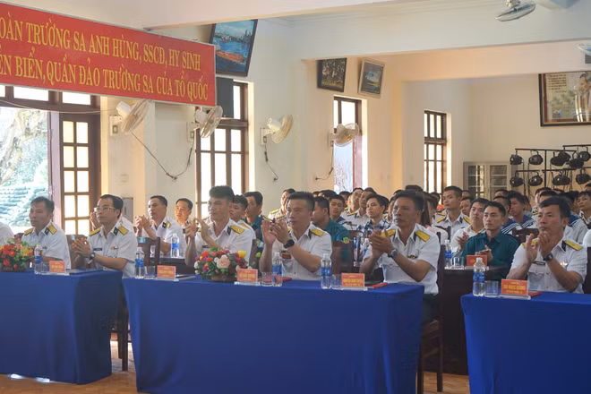 Cán bộ, chiến sĩ và người dân đảo Trường Sa xem truyền hình trực tiếp phiên khai mạc Đại hội Đảng lần thứ XIV.