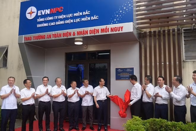 Các đại biểu thực hiện nghi thức gắn biển - khánh thành Thao trường an toàn điện và nhận diện mối nguy. (LÊ CHI)