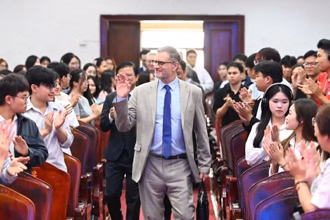 Ngài Olivier Brochet, Đại sứ đặc mệnh toàn quyền Cộng hòa Pháp tại Việt Nam cùng đông đảo giảng viên, cán bộ, sinh viên, học viên của Trường đại học Khoa học xã hội và Nhân văn.
