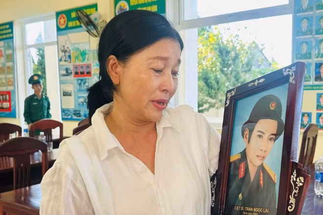 Chị Trần Thị Kim Dung bên di ảnh liệt sĩ Trần Ngọc Lai.