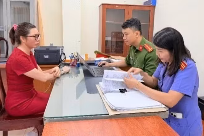 Lực lượng chức năng làm việc với chủ cơ sở vi phạm sở hữu trí tuệ trên địa bàn phường Long Thành, thành phố Đồng Nai.