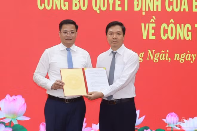 Phó Trưởng Ban Tổ chức Trung ương Trịnh Mạnh Linh trao Quyết định của Ban Bí thư cho đồng chí Nguyễn Đức Tâm.