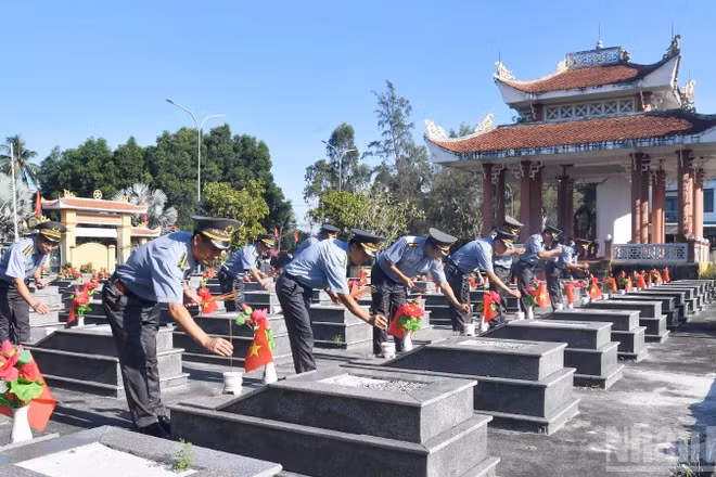Chi đội Kiểm ngư số 3 thành kính dâng hương tại Nghĩa trang Liệt sĩ Tam Giang (xã Núi Thành).