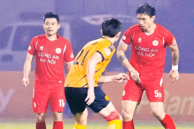 Công an Hà Nội (áo đỏ) “lội ngược dòng” thắng Đông Á Thanh Hóa 3-1.