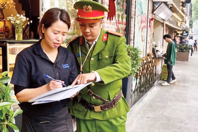 Cảnh sát Trật tự Công an phường Cửa Nam tuyên truyền trực tiếp đến cơ sở kinh doanh nội dung Xử phạt vi phạm bằng hình ảnh “phạt nguội”.