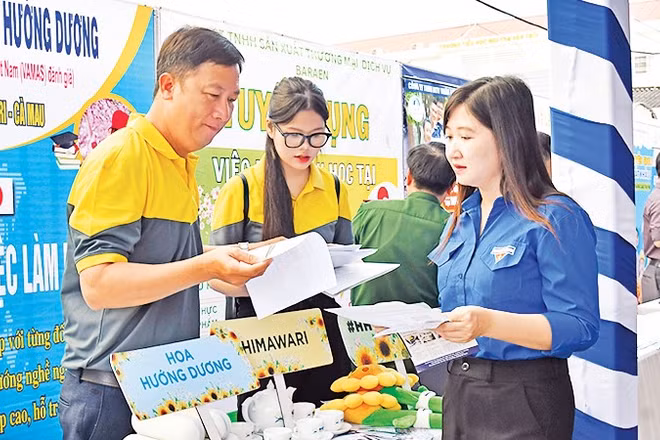 Các doanh nghiệp tư vấn, tuyển dụng lao động trong phiên giao dịch việc làm ở tỉnh Cà Mau. (Ảnh: MỘNG THƯỜNG)