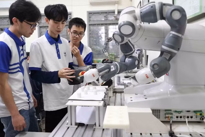 Hoạt động nghiên cứu, thí nghiệm thực hành của sinh viên Trường đại học Việt Nhật. (Ảnh: DIỆP NGỌC)