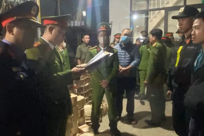 Cơ quan chức năng khởi tố, bắt giam Nguyễn Thế Lữ (bìa phải).