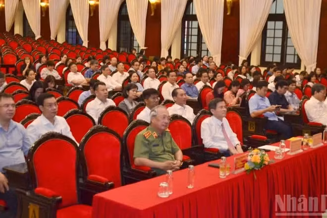 Các đại biểu tham dự Lễ bế giảng Lớp bồi dưỡng, cập nhật kiến thức, kỹ năng đối với cán bộ lãnh đạo, quản lý xã, phường, đặc khu. (Ảnh: PHẠM CƯỜNG)