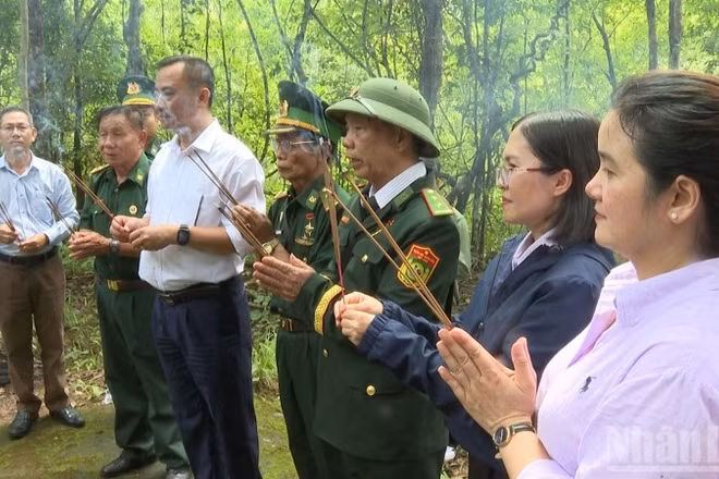Đoàn khảo sát dâng hương tưởng niệm các liệt sĩ hy sinh tại khu vực bảo vệ Di tích lịch sử Đồn Biên phòng Đắk Đam.