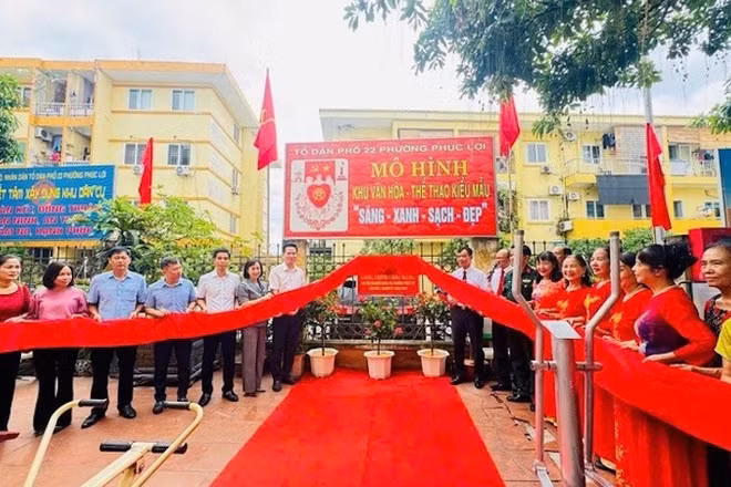 Cán bộ và nhân dân phường Phúc Lợi tại lễ khánh thành công trình khu văn hóa-thể thao kiểu mẫu tại tổ dân phố số 22.