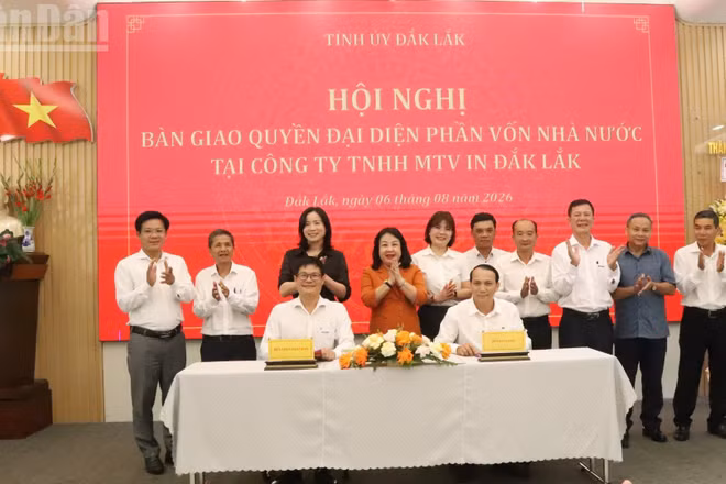 Lãnh đạo Văn phòng Tỉnh ủy Đắk Lắk và Simexco Daklak ký biên bản bàn giao quyền đại diện phần vốn Nhà nước tại Công ty In Đắk Lắk từ Văn phòng Tỉnh ủy sang Simexco Daklak.