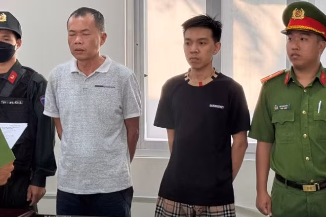 Đặng Trần Quốc Vũ (áo trắng) và Đào Năng Nghĩa (áo đen) tại cơ quan Công an. 