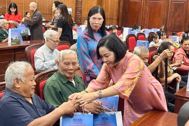 Đồng chí Nguyễn Thị Thanh, Phó Chủ tịch Quốc hội trao quà tặng thương binh, gia đình chính sách tại Điện Biên.