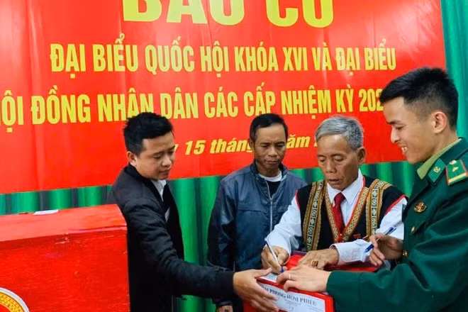 Bà con cử tri đồng bào dân tộc xã La Lay, tỉnh Quảng Trị bỏ phiếu bầu cử đại biểu Quốc hội, đại biểu Hội đồng nhân dân các cấp.