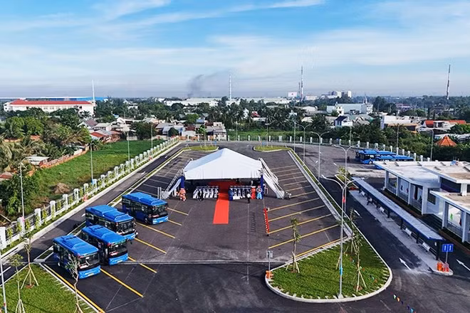 Bến xe bus Hóc Môn có quy mô lớn thứ hai ở Thành phố Hồ Chí Minh.