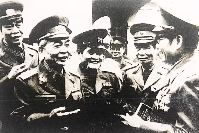 Hà Nội ngày 13/3/1984, Hội nghị khoa học lịch sử "30 năm Chiến thắng Điện Biên Phủ". Các đồng chí: Đại tướng Võ Nguyên Giáp (hàng đầu từ trái sang), Trung tướng Nam Long (Sư đoàn 304, sau Đại tướng), Trung tướng Phạm Hồng Sơn (Sư đoàn 308), Trung tướng Nguyễn Hữu An (Sư đoàn 316)... hỏi chuyện Đại tá Tạ Quốc Luật (Sư đoàn 312, bên phải) về việc bắt sống tướng De Casterie ngày 7/5/1954 và kéo cờ chiến thắng toàn mặt trận Điện Biên Phủ. Ảnh gia đình cung cấp