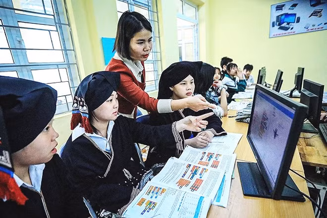 Một tiết tin học của cô và trò Trường Phổ thông Dân tộc bán trú Tiểu học và THCS Tiền Phong, xã Đà Bắc, tỉnh Phú Thọ. Ảnh: TTXVN