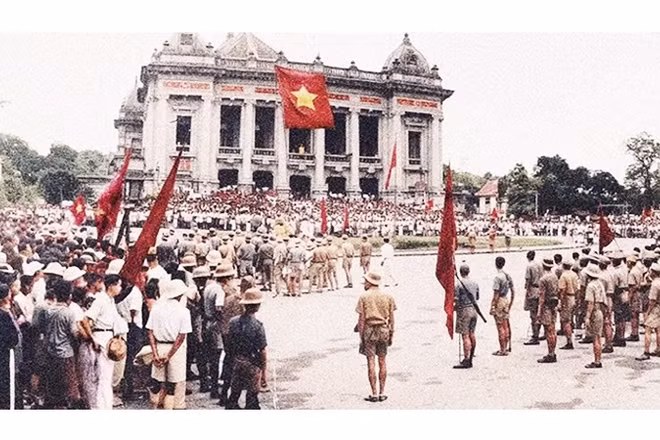 Cuộc mít-tinh trước Nhà hát lớn ngày 30/8/1945. Ảnh tư liệu phục chế màu 