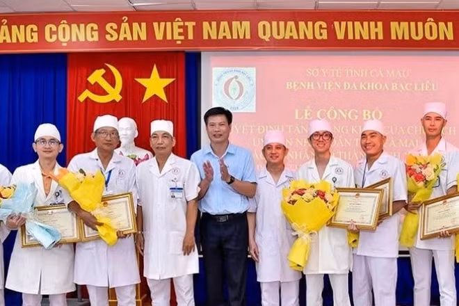 Lãnh đạo Sở Y tế và Bệnh viện Đa khoa Bạc Liêu trao bằng khen của Ủy ban nhân dân tỉnh Cà Mau cho ê-kíp trực có thành tích xuất sắc.