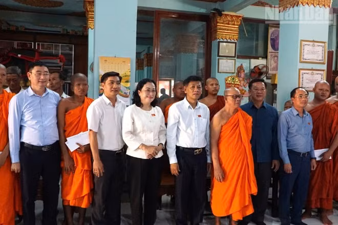 Đoàn công tác Hội đồng Dân tộc của Quốc hội thăm, chúc Tết Chôl Chnăm Thmây tại tỉnh Cà Mau
