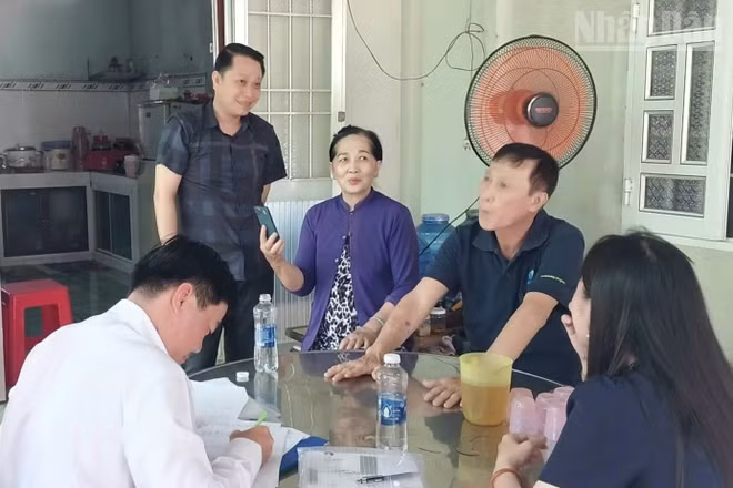 Chủ tịch Ủy ban nhân xã Châu Thới Nhan Chí Nguyễn (đứng) trực tiếp đến nhà riêng các hộ dân vận động, giải thích, thuyết phục bà con chấp thuận bàn giao mặt bằng để đơn vị thi công làm đường giao thông. (Ảnh do lãnh đạo xã cung cấp)