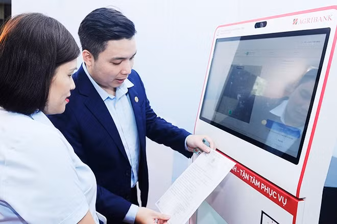 Người dân được tiếp cận hệ thống sao chép và cung cấp bản xác thực điện tử tại trung tâm hành chính công. Ảnh: NAM ANH