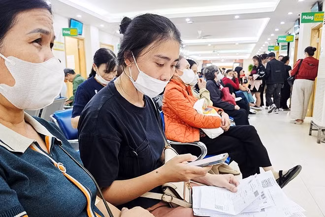 Quét mã QR để xem kết quả khám, chữa bệnh tại Bệnh viện T.Ư Quân đội 108. Ảnh: NAM NGUYỄN
