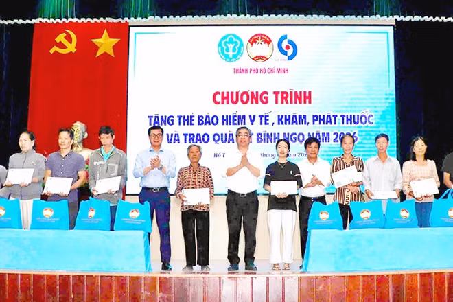 Tặng thẻ bảo hiểm y tế cho hộ nghèo là một chính sách nhân văn của Thành phố Hồ Chí Minh.