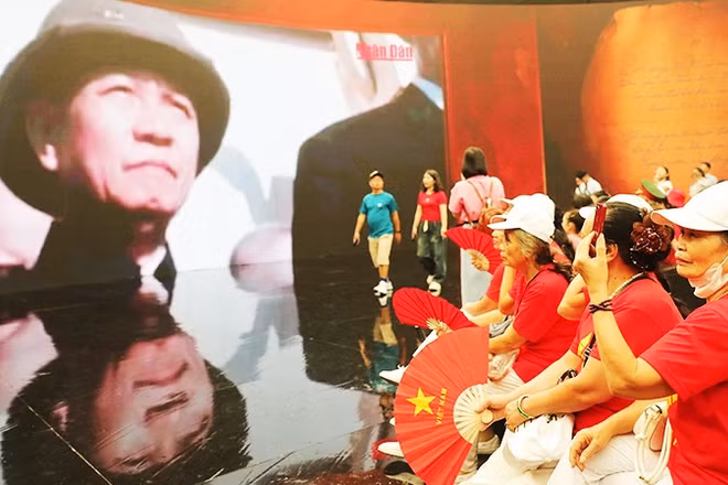 Người dân trải nghiệm không gian trưng bày của Báo Nhân Dân.