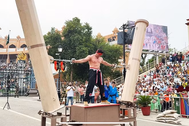 Màn biểu diễn của “người thép”