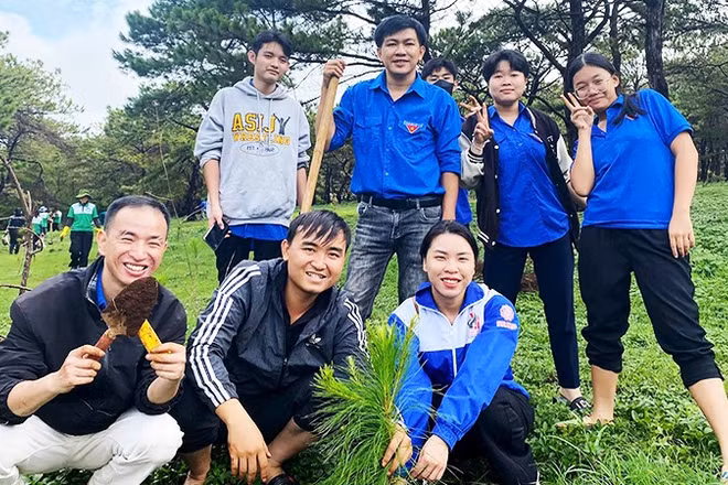 Không chỉ dạy chữ, Thượng úy Thành (ngồi giữa) còn lan tỏa những dự án có ích cho cộng đồng.