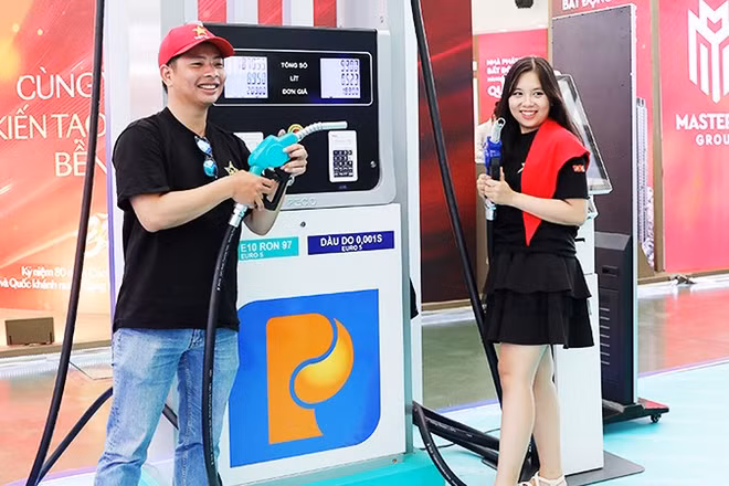 Giới thiệu xăng E10 tại Triển lãm 80 năm thành tựu đất nước. Ảnh: ANH QUÂN