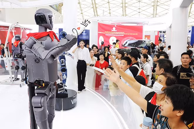 Thế hệ trẻ thích thú với các mẫu robot do Việt Nam sản xuất.