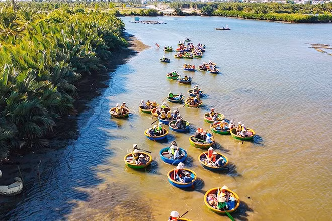 Khám phá rừng dừa Cẩm Thanh bằng thuyền thúng là hoạt động ưa thích của du khách trong và ngoài nước.